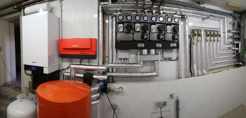 Heizstation mit Heizkreisverteiler und Trinkwasserverteilung